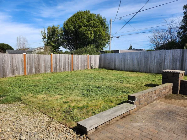 1693 Hayes St, North Bend, OR 97459