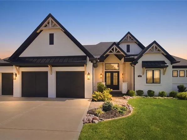 8681 NE Shoal Creek Valley Dr, Kansas City, MO 64157