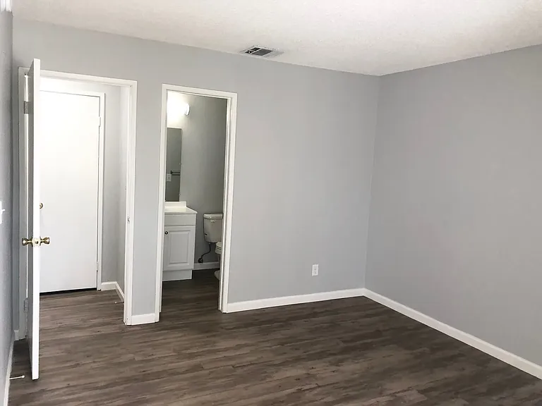 Parkwood Apartments — Photo 5