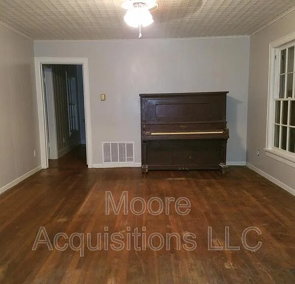 221 Leonard Dr — Photo 2