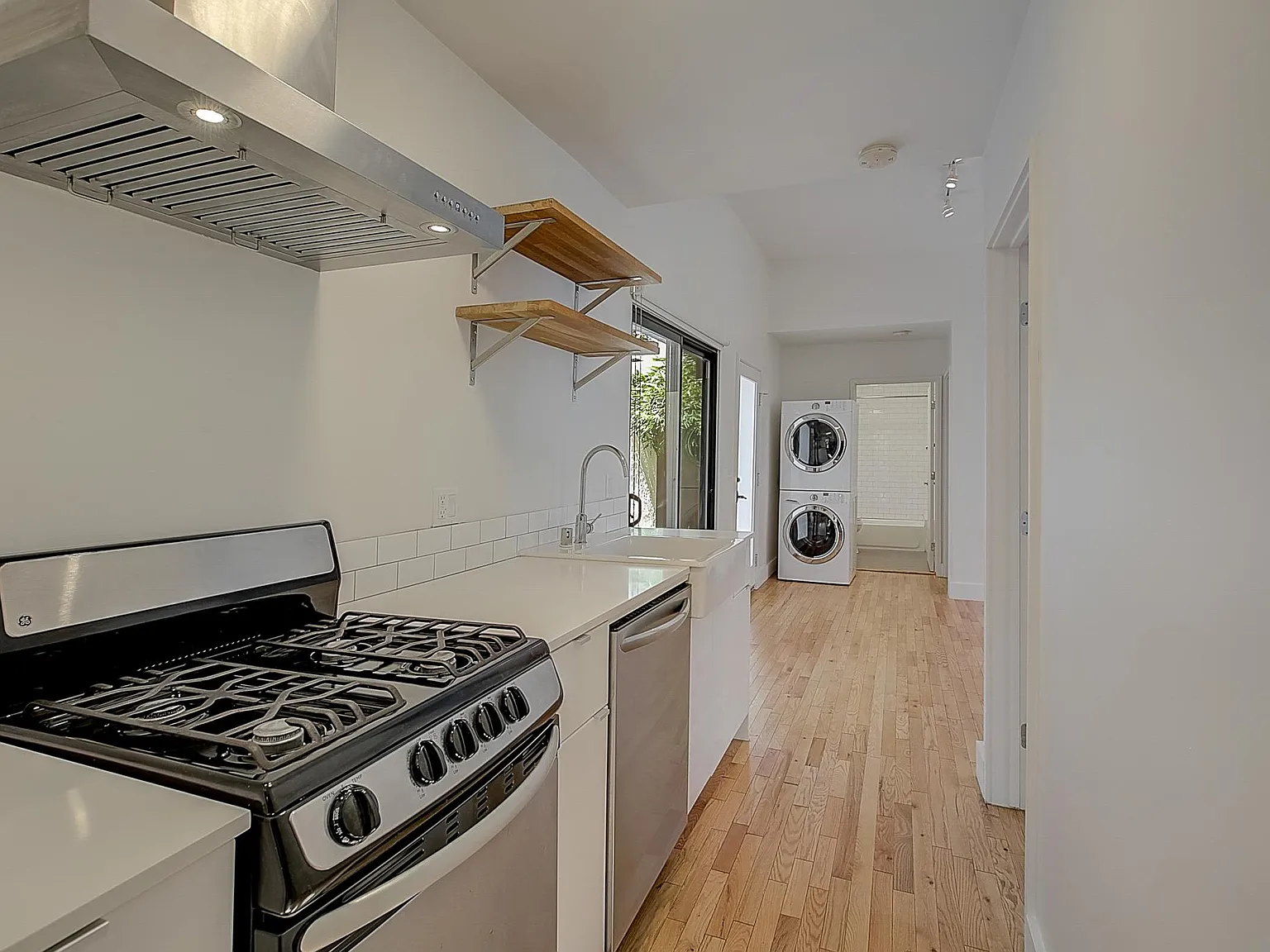 2 bed, 590 sqft, $2,250 — Photo 3