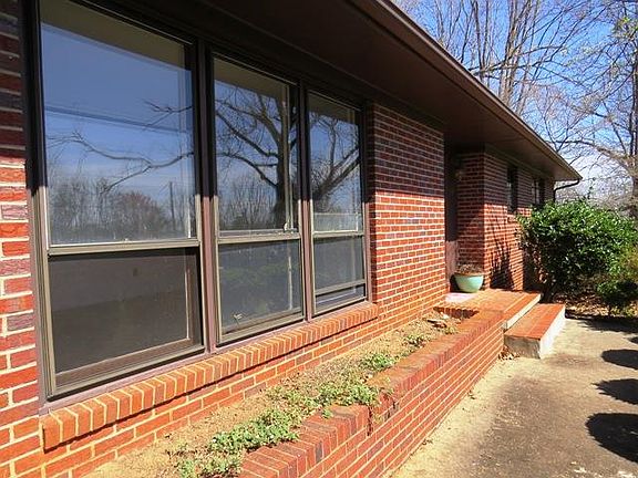 4th image of 1063 Hilltop Dr