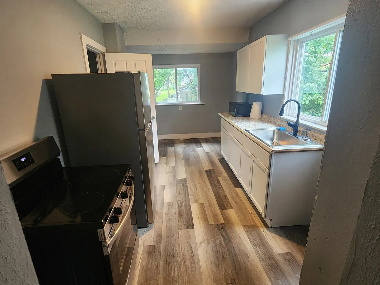 6 Bedroom, 2 Bathroom Home — Photo 4