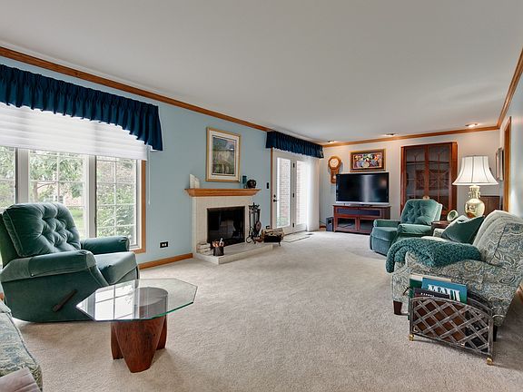 Beatifully appointed with oak crown moldings & trim.