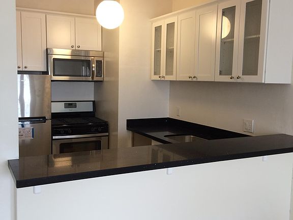 4th image of 2240 Lombard St #304