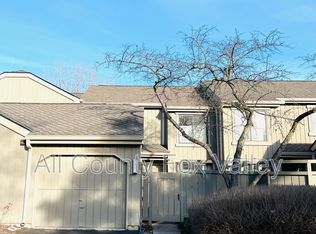 1331 Oak Hill Rd, Lake Barrington, IL 60010