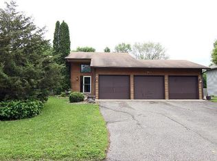 1435 Meadow Ln, Chaska, MN 55318