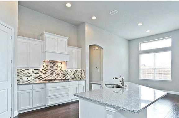 Open kitchen to breakfast nook