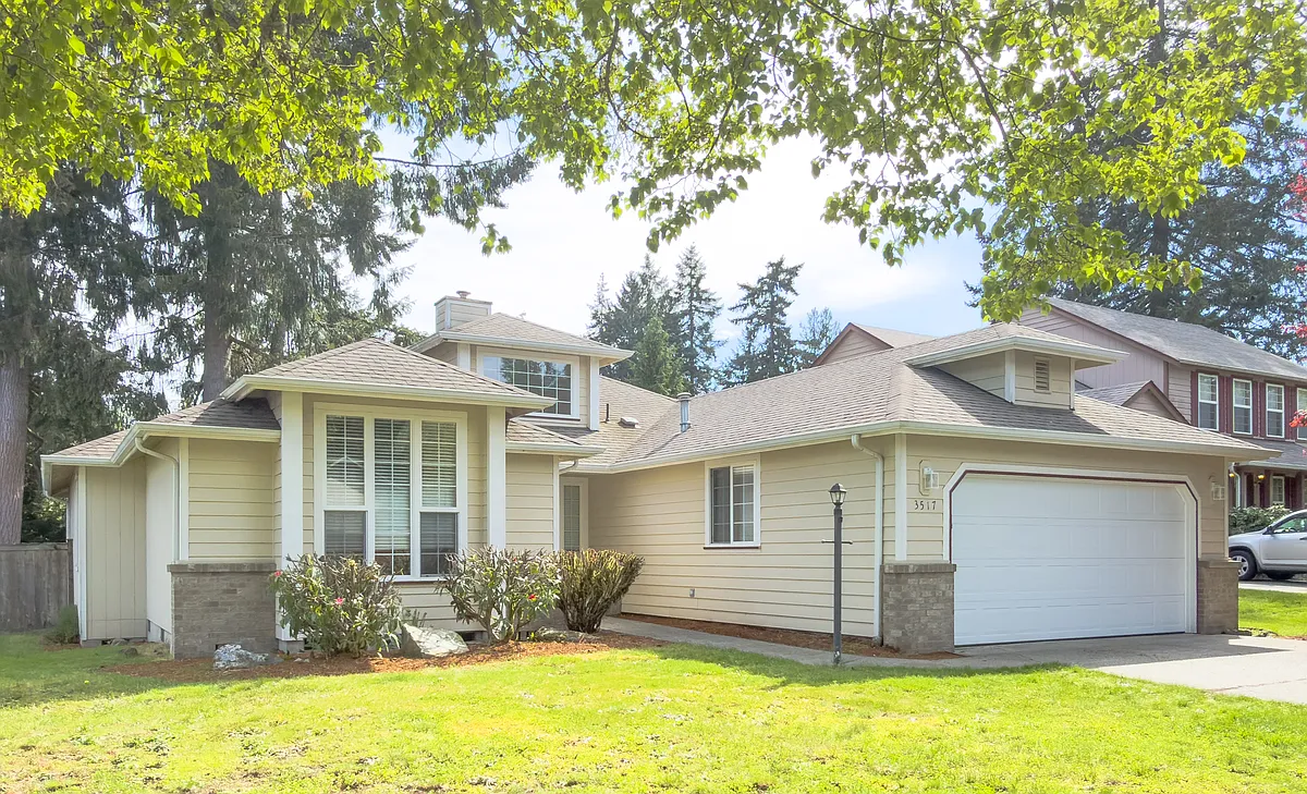 LOCATED ON A QUIET CUL-DE-SAC - 3517 Kings Way SE