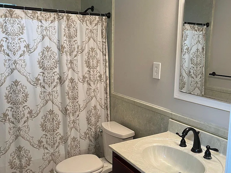 121 Spring Dr — Photo 24