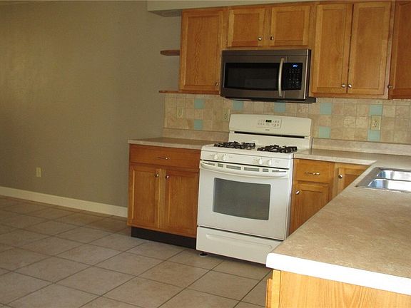 2nd image of 285 Putnam Ln