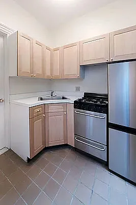 66 Perry St #3 — Photo 7