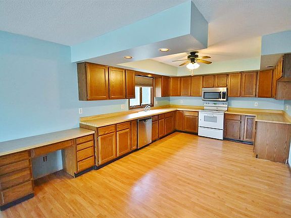4th image of 394 Charter Oak Pl