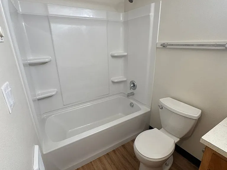 1630 Ferry St — Photo 12