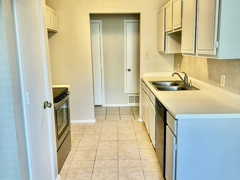 5902 Lakey Dr — Photo 5