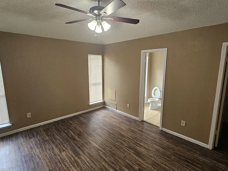 4250 Southchase Ln — Photo 6