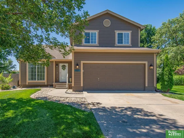 827 Fenwick St, Papillion, NE 68046