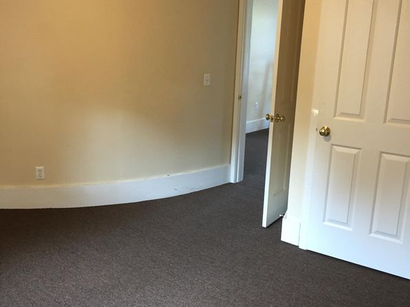 4 Pond St APT 2, Greenfield, MA 01301
