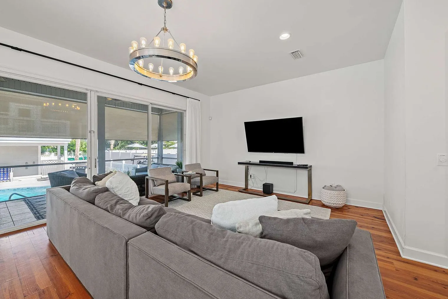 5 bed, 3.0 bath, 2690 sqft, $8,731 — Photo 2
