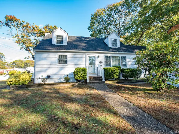 7 Babe Ruth, Bay Shore, NY 11706