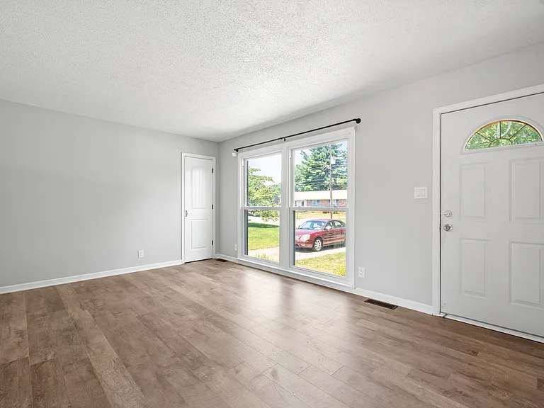 208 Aster Dr — Photo 5