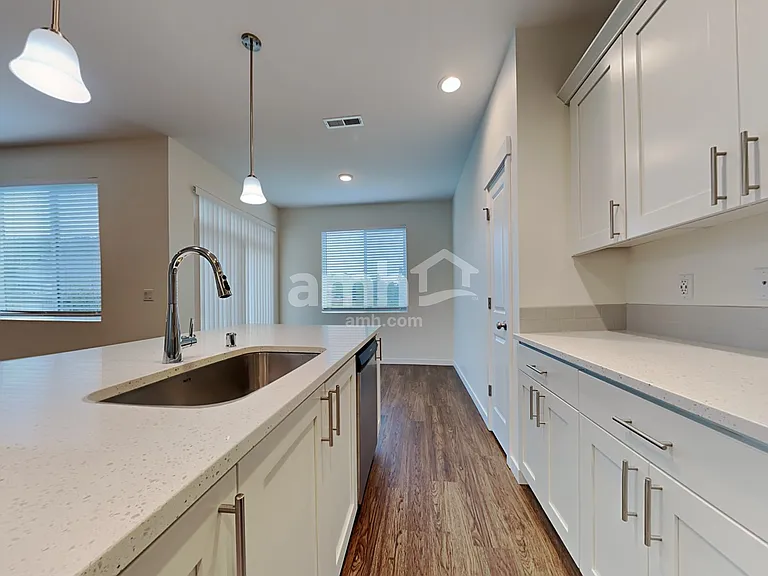 1013 NE 11th Way — Photo 3