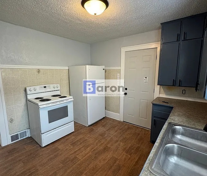 205 E Victoria St — Photo 13