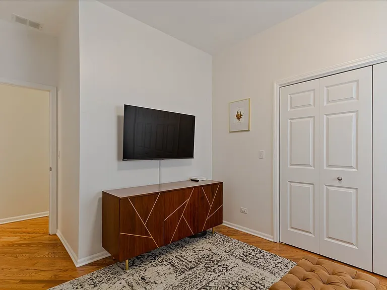 7028 N Ridge Blvd #2S — Photo 16