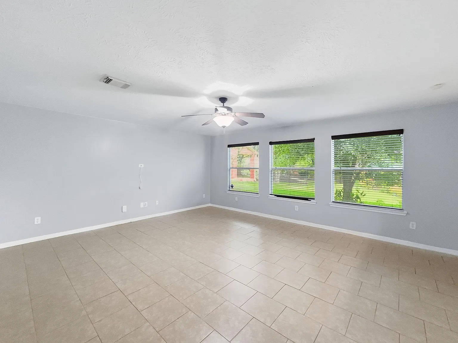 4 bed, 2.5 bath, 2317 sqft, $2,450 — Photo 3