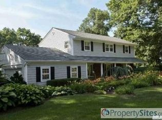 4 Hemingway Dr, Dix Hills, NY 11746