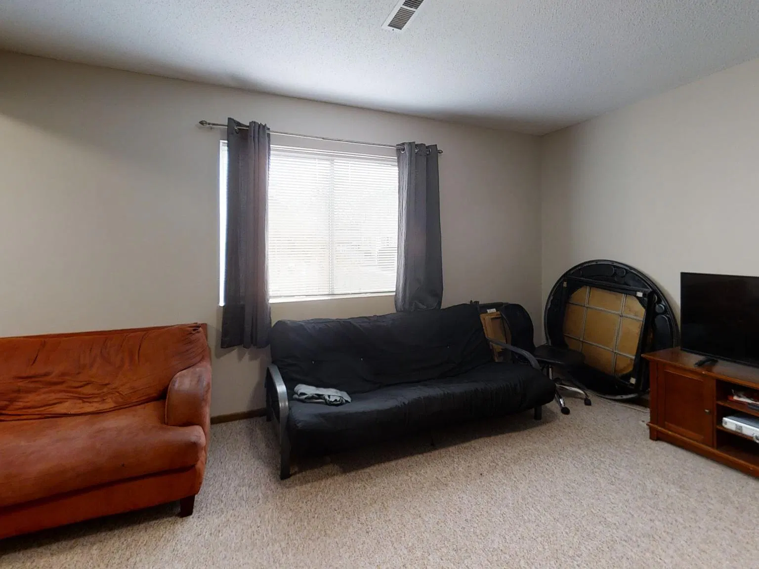 4 bed, 1200 sqft, $1,700 — Photo 2