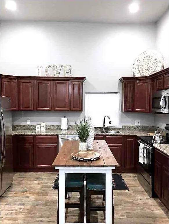 New Orleans open floor plan beautiful 2bedroom 2 bathroom 12ft tall ceilings — Photo 1