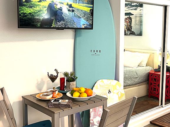 .Fun playful eating area to shuffle and adjust to give you the most comfortable feel. 5 blocks at Venice Pier or shops close by