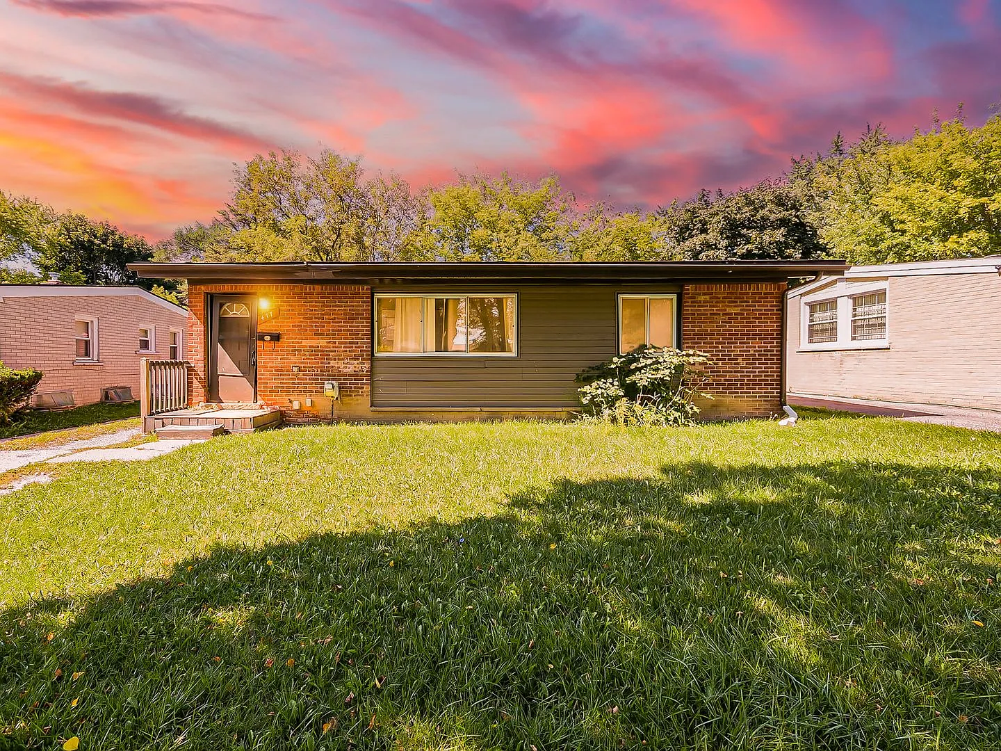 Charming Pontiac Home 477 Moore St — Photo 1