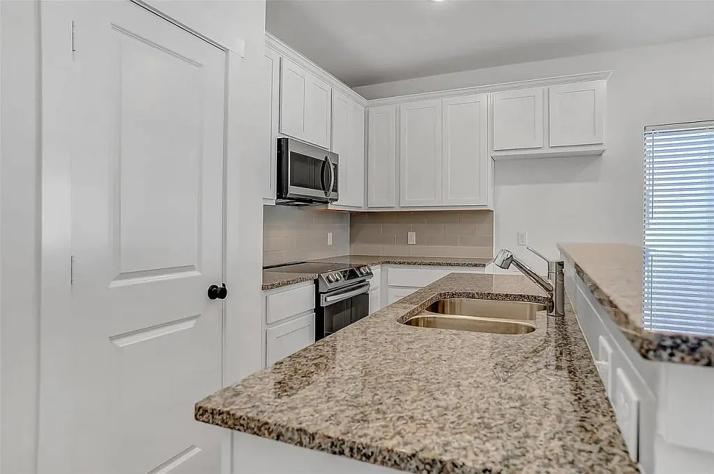 1221 Bells Dr — Photo 3