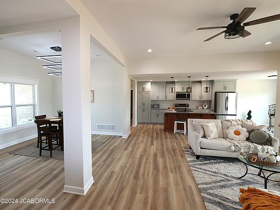 3rd image of 205 Rosewood Ct