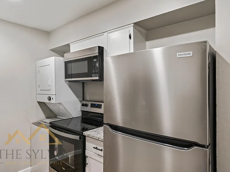 Gorgeous Renovated 1 & 2 Bedroom Apartment @ 1512 Court — Photo 17