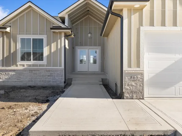 865 NW Sandy Hollow Cir, Waukee, IA 50263