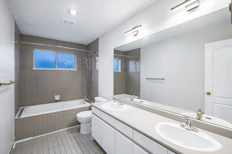 Vancouver House for rent - 4 Bedrooms — photo 15