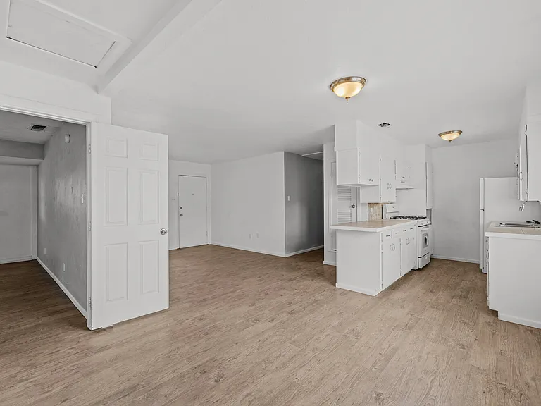 2612 E Auburn St — Photo 4