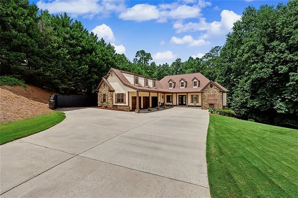 5 bed, 4.5 bath, 5640 sqft, $3,750 — Photo 2