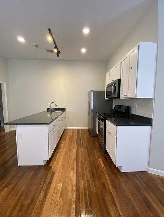3 bed, 1100 sqft, $3,200 — Photo 2