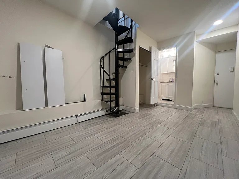 255 E 10th St #1C — Photo 6