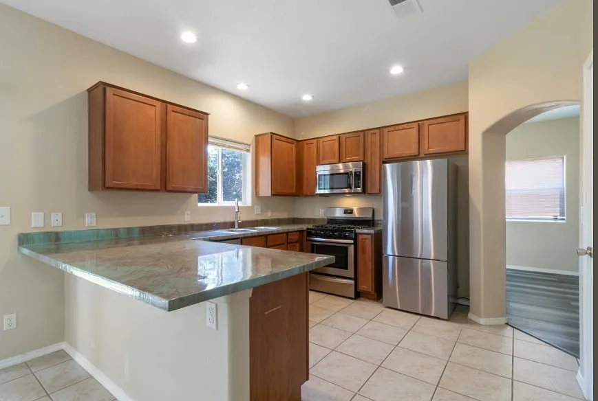 4 bed, 2294 sqft, $3,200 — Photo 4