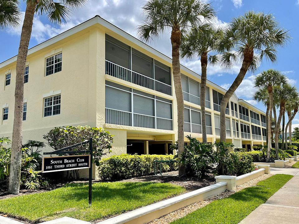 Walking distance from fine dining and shopping on 3rd St., South.