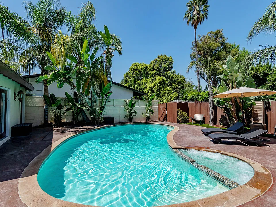 5235 Leghorn Ave