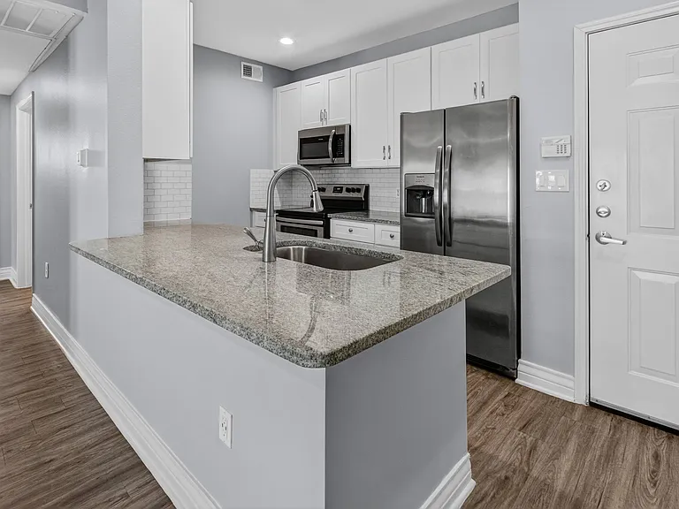 Compass Bay Apartments & Marina — Photo 6