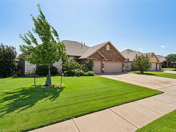 4th image of 700 N Buckhorn Way