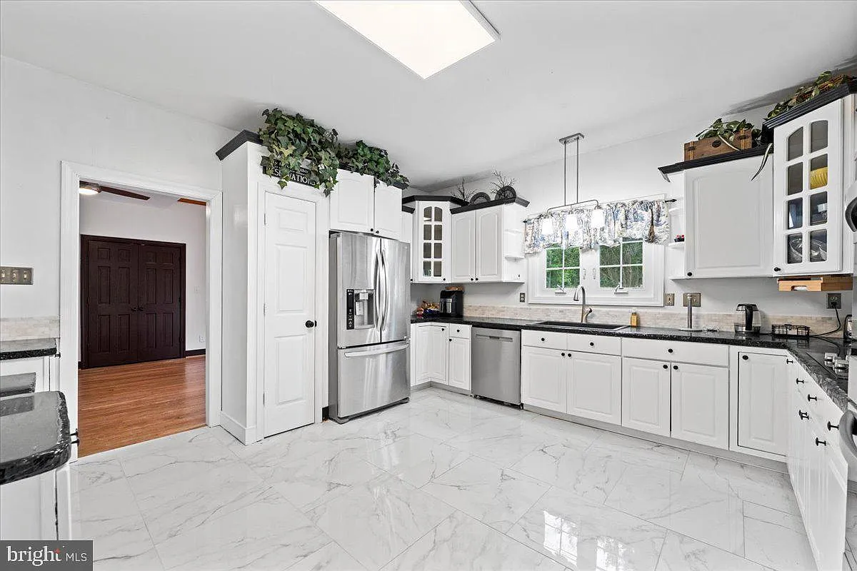 5 bed, 3.0 bath, 4447 sqft, $3,295 — Photo 3