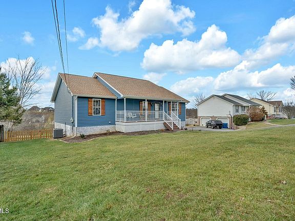 5th image of 215 Chimney Top Ln